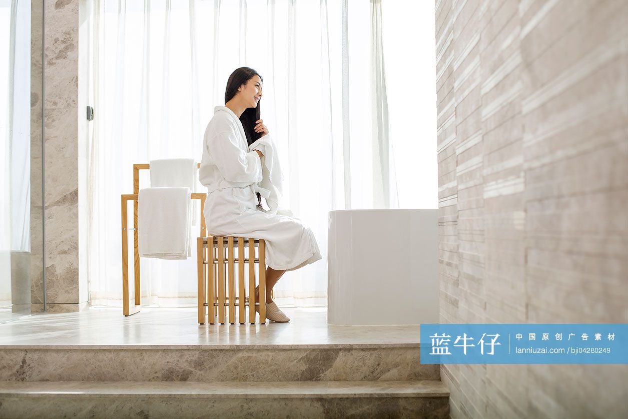 年轻女子在浴室擦头发