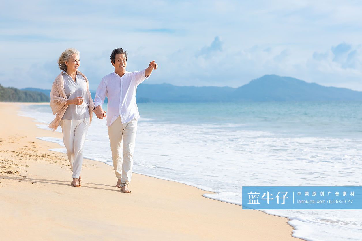 快乐的老年夫妇在沙滩散步