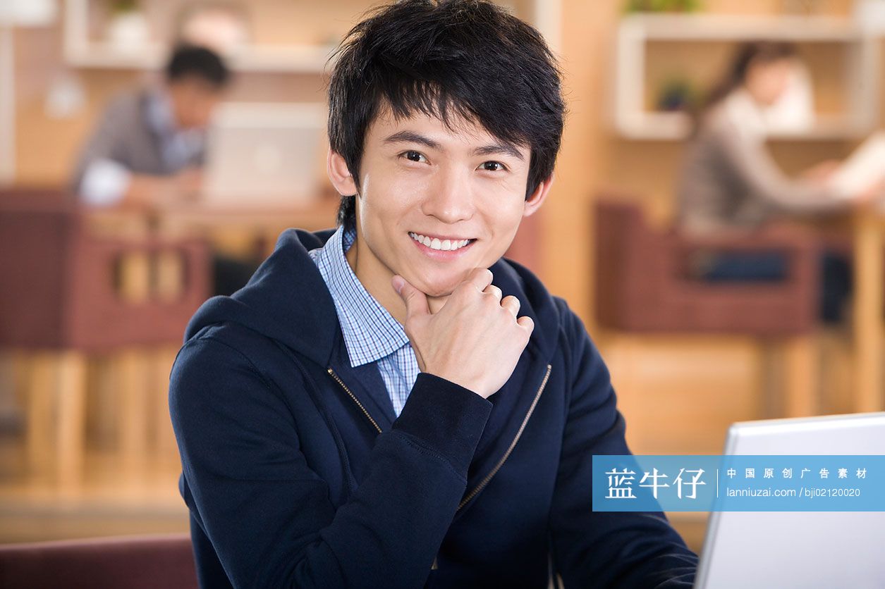 青年男子在书吧上网