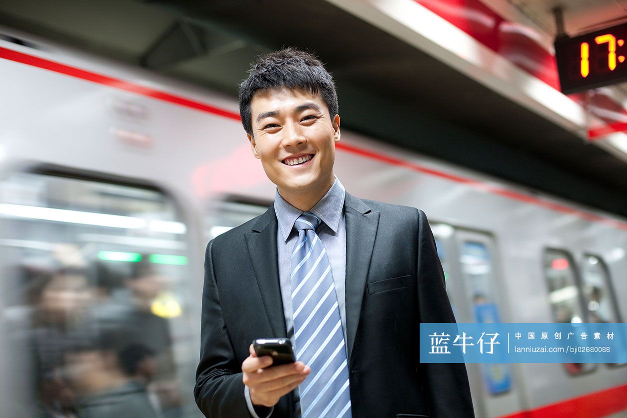青年商务男士在地铁