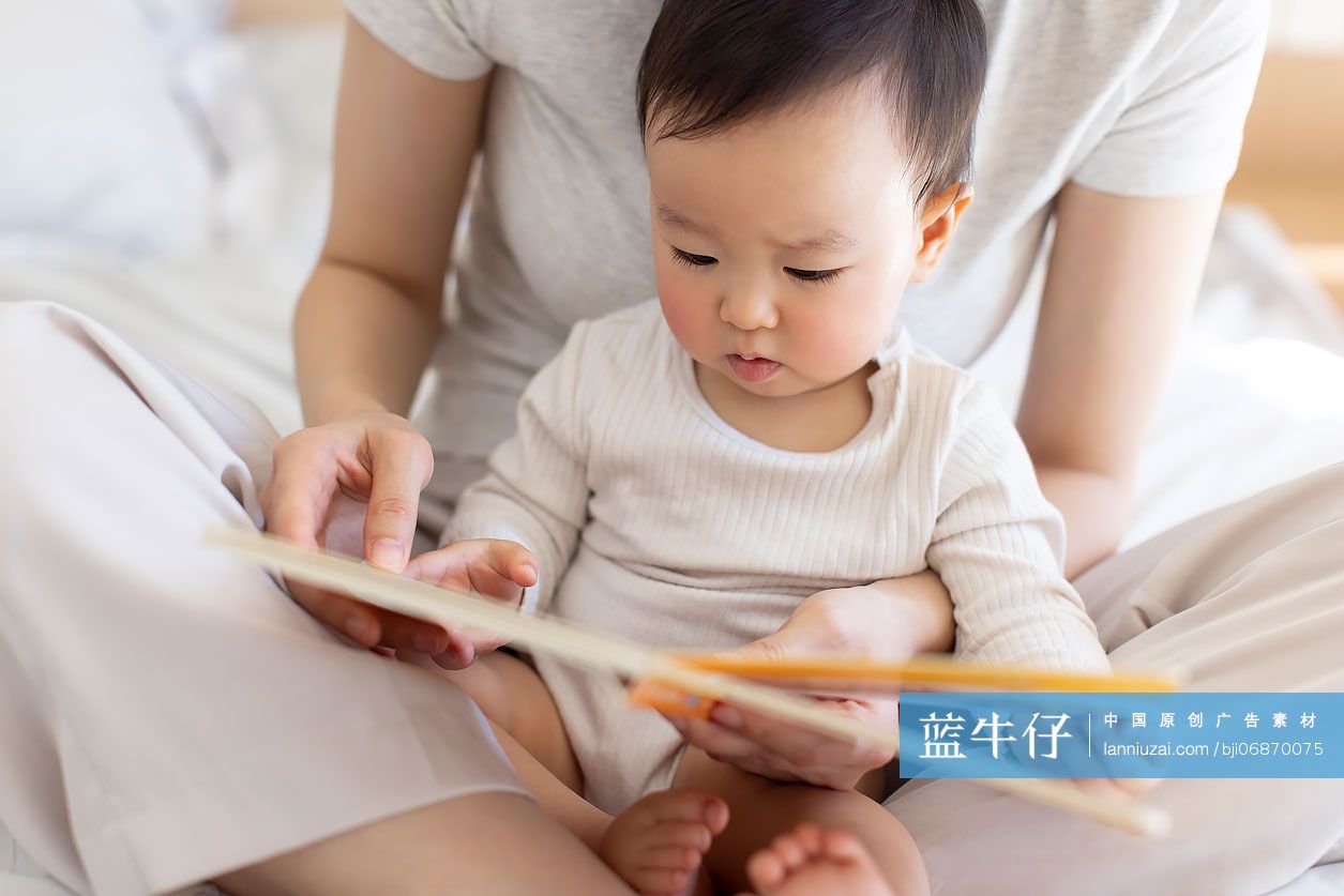 年轻妈妈给宝宝讲故事