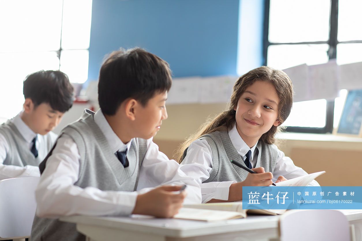 学生在教室学习