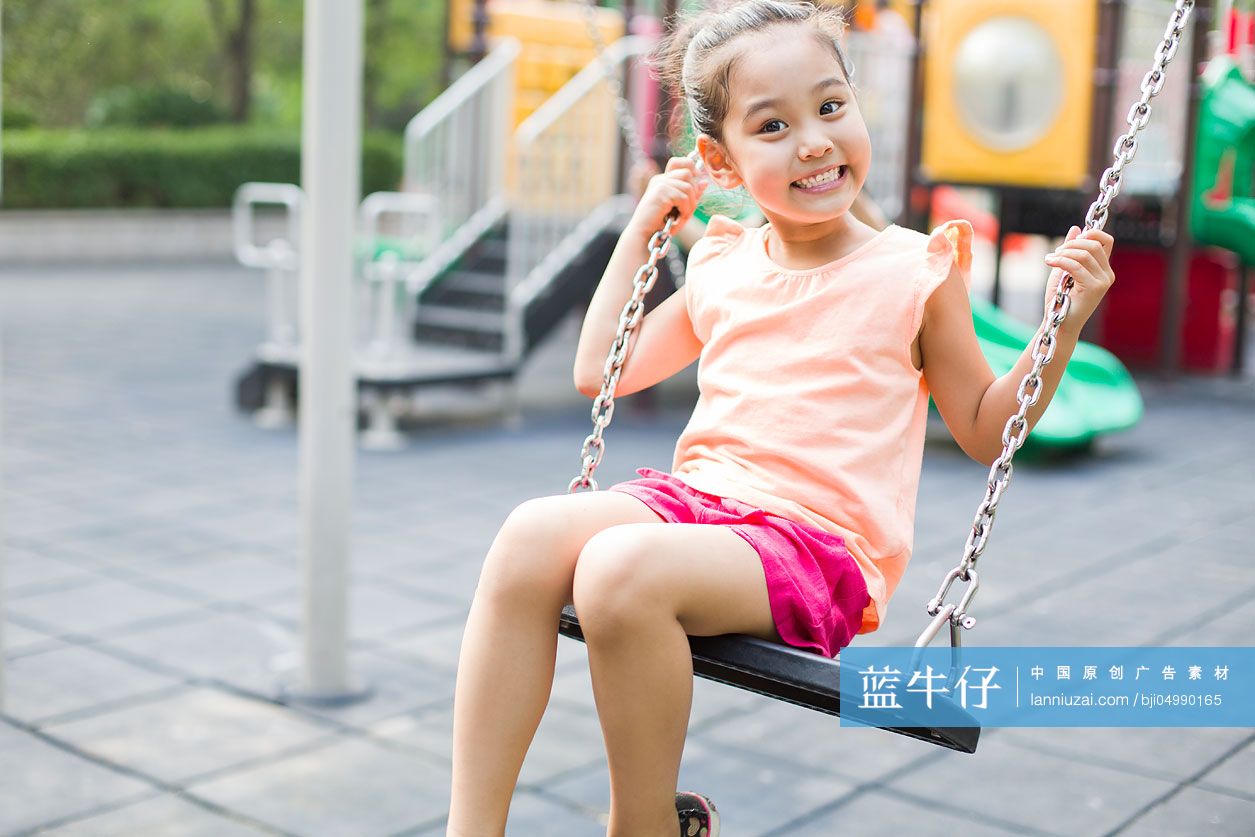 快乐的小女孩荡秋千
