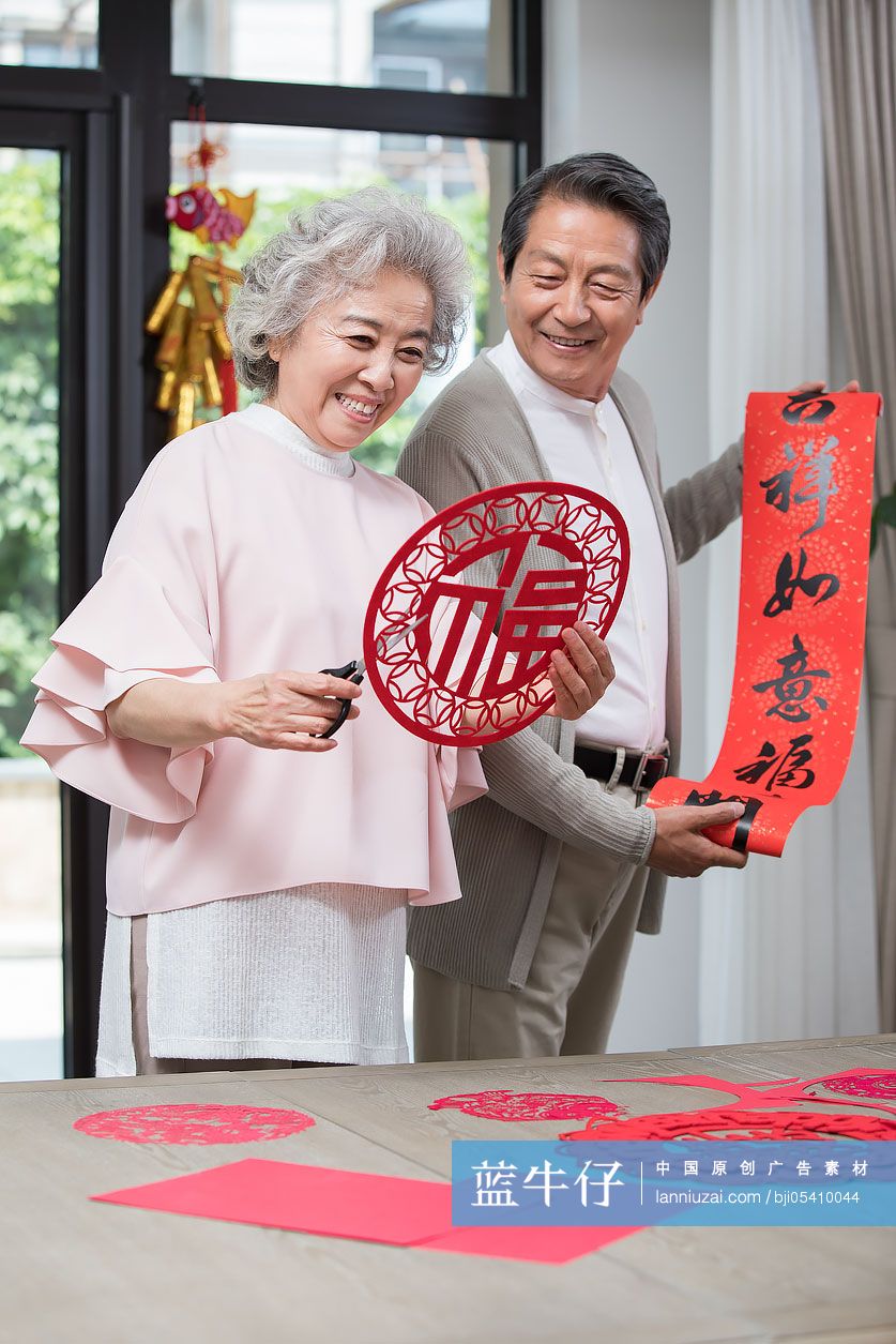 快乐的老年夫妇庆贺新年-蓝牛仔影像-中国原创广告影像素材