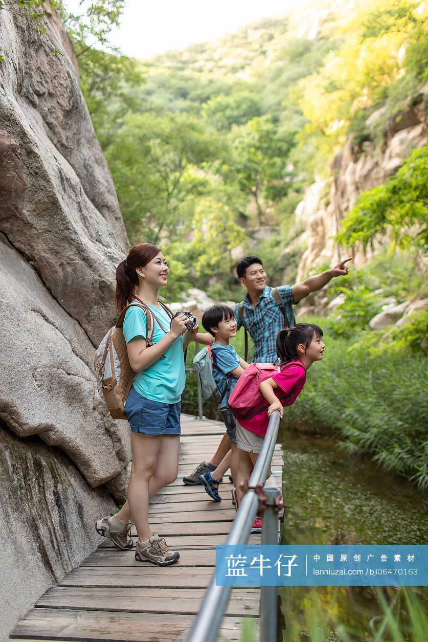 快乐的年轻家庭户外徒步旅行