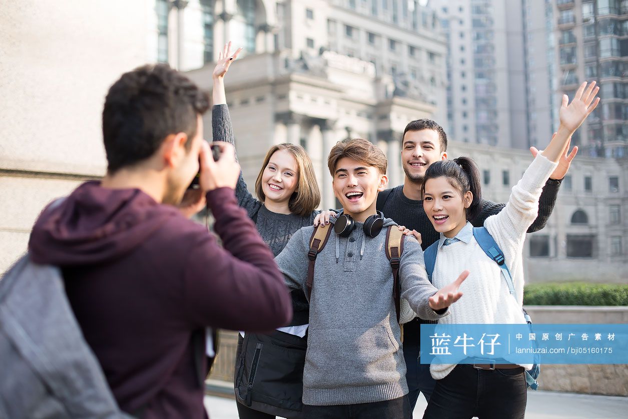 留学生在校园里拍合照