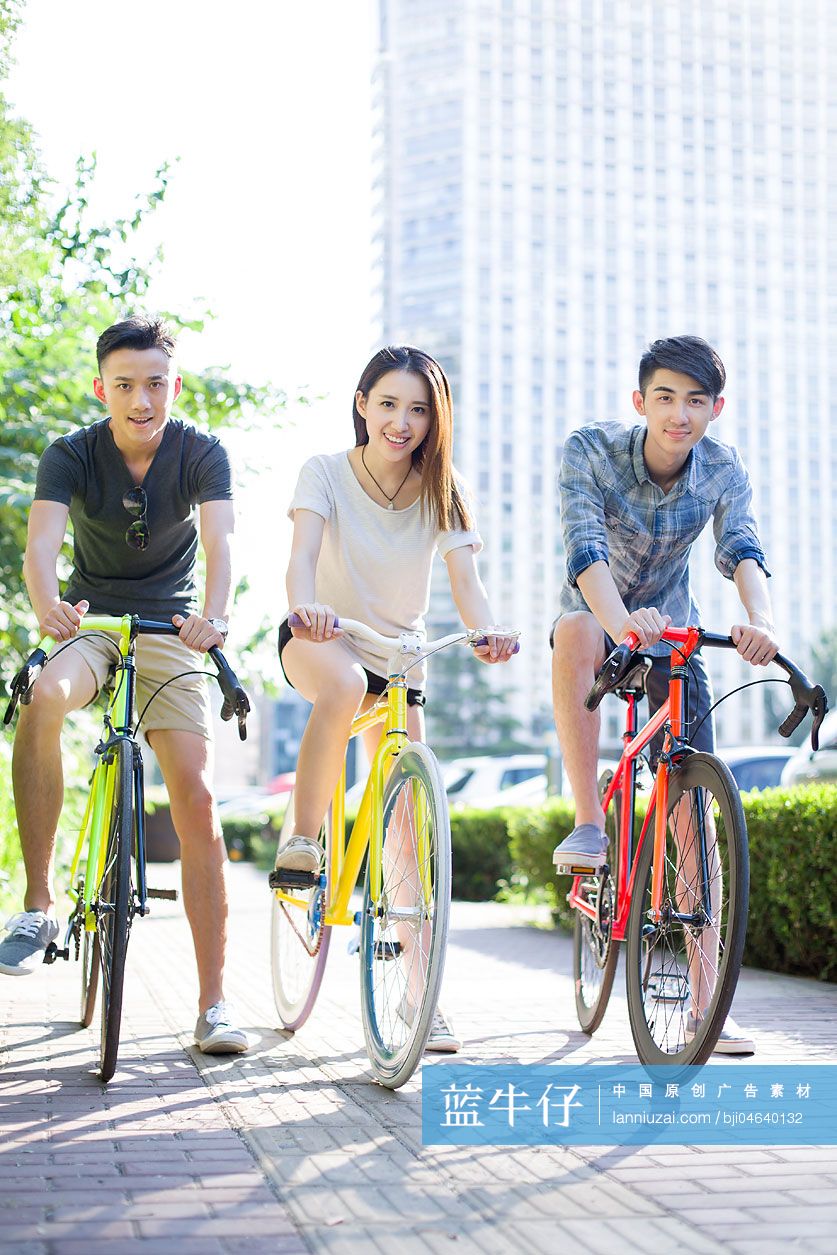 快乐的年轻人骑自行车