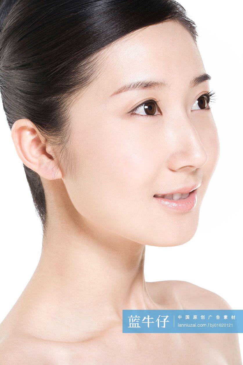 女子侧脸笑