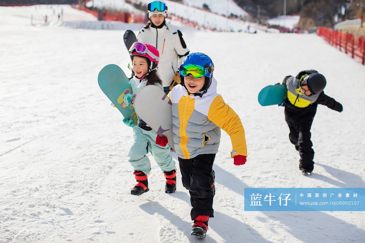 孩子们和教练在滑雪场玩