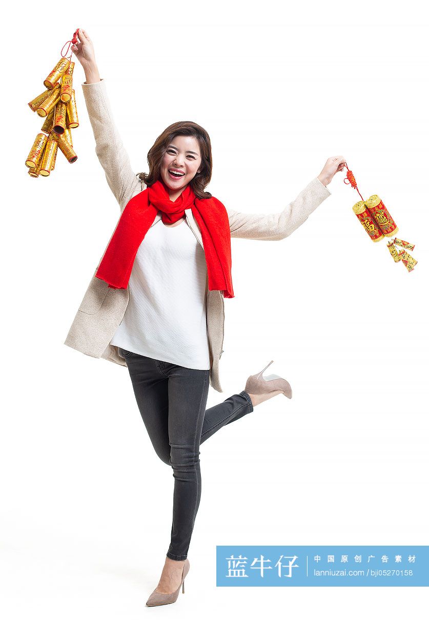 快乐的年轻女士庆祝新年