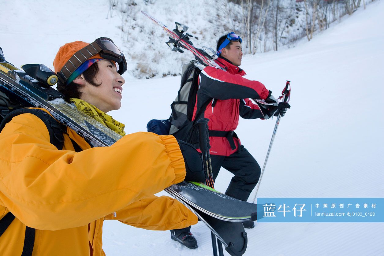 在雪地行走的年轻人