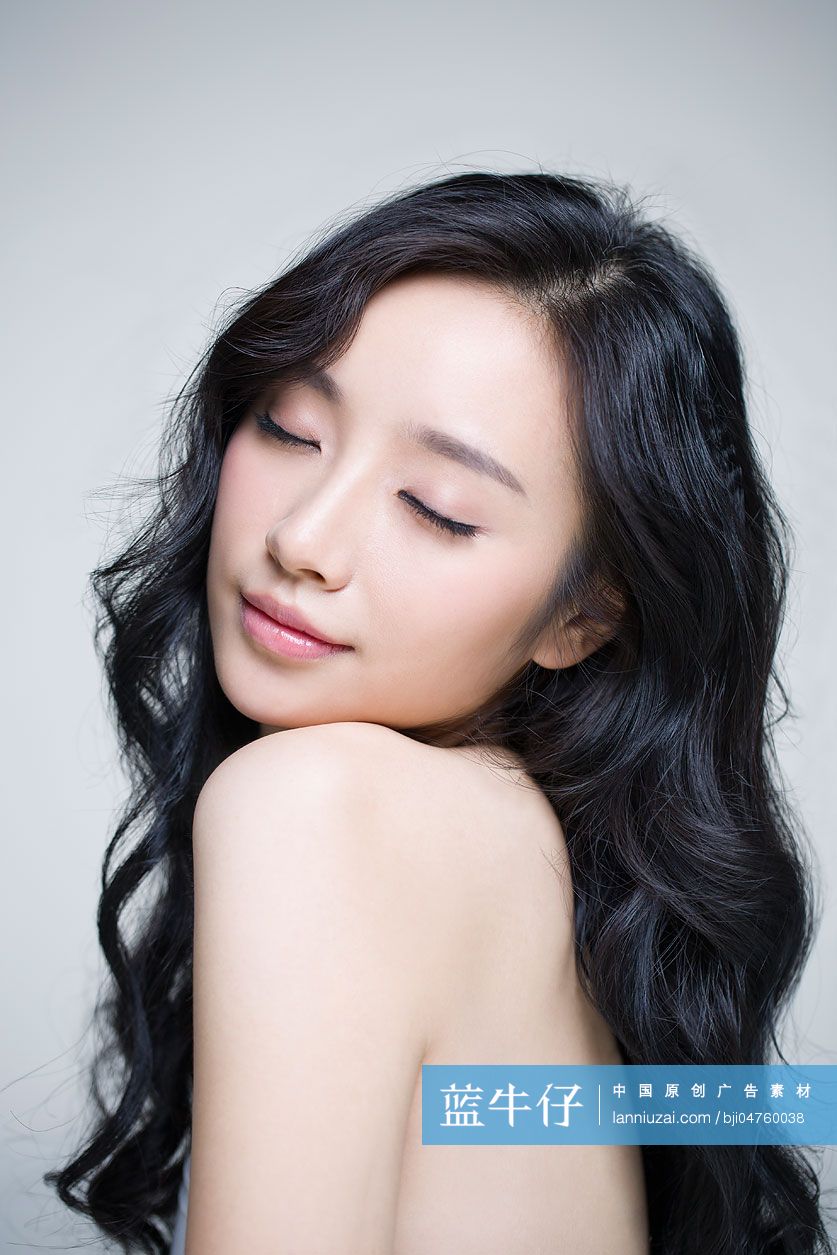 年轻美丽的女子