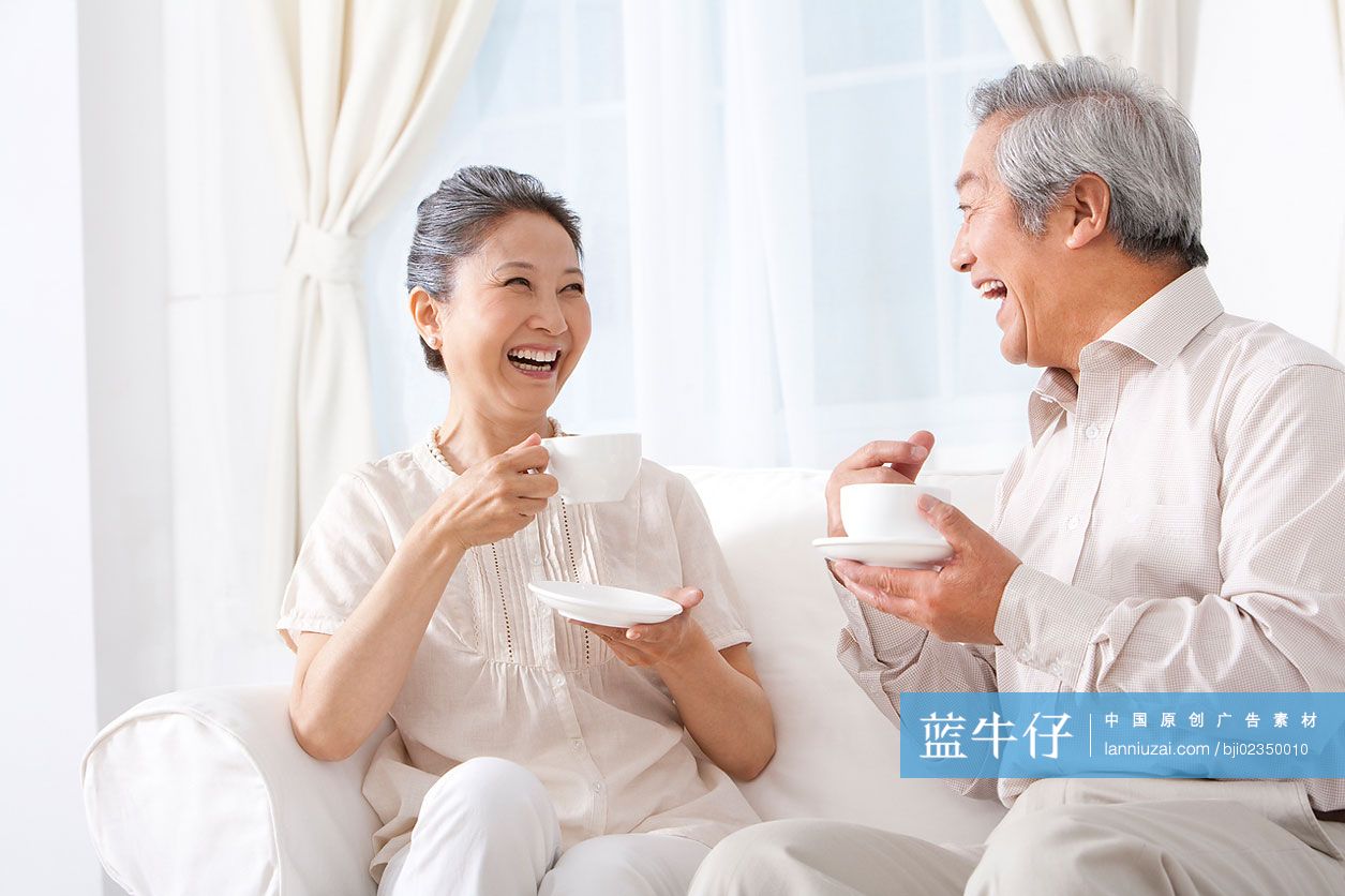老年夫妇喝咖啡