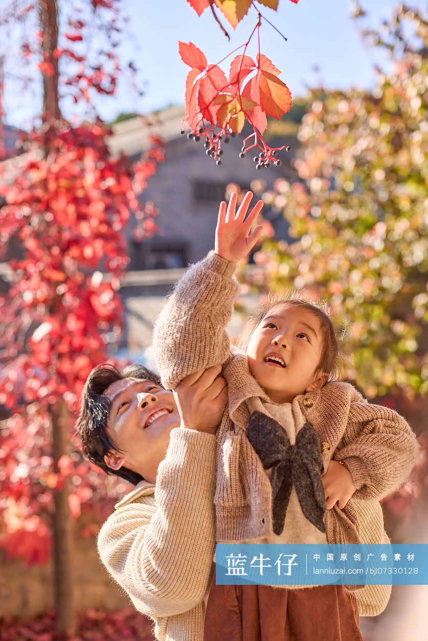 爸爸和女儿玩闹