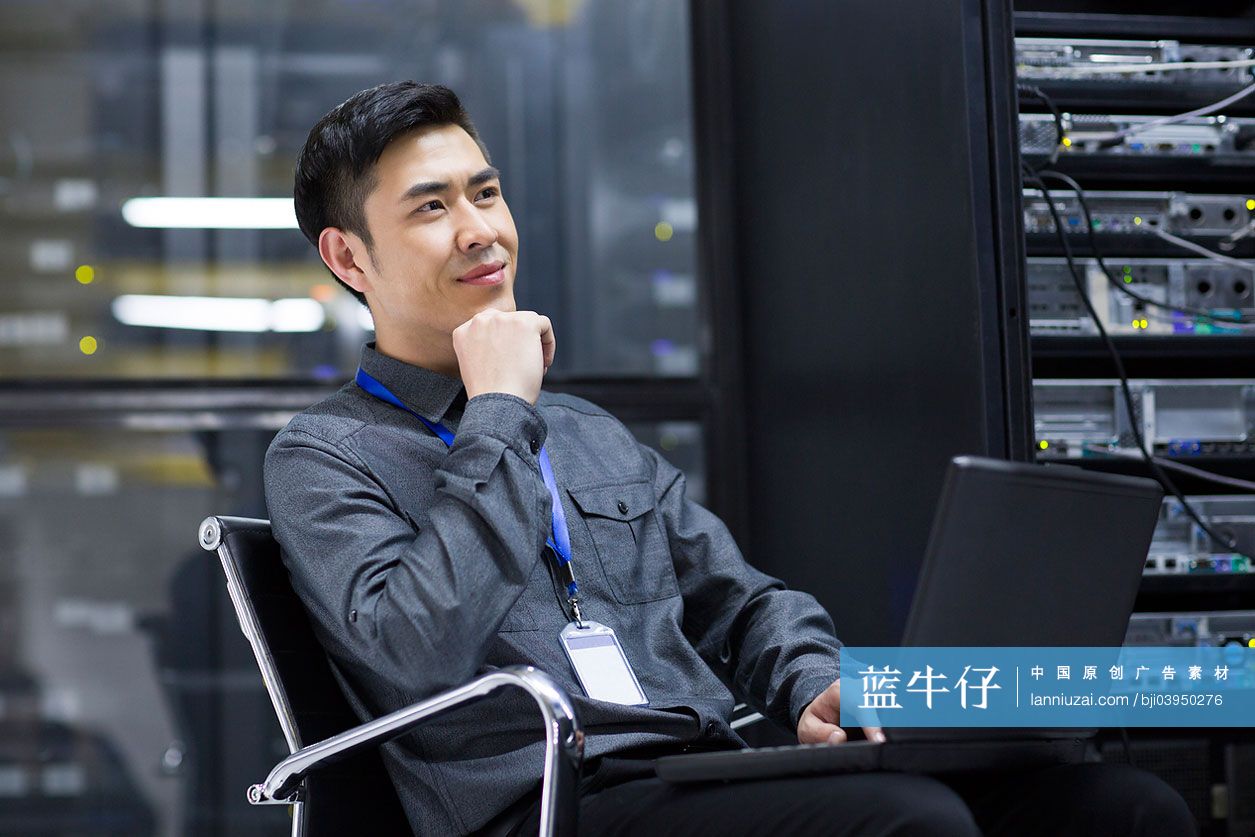 商务人士在机房使用笔记本电脑