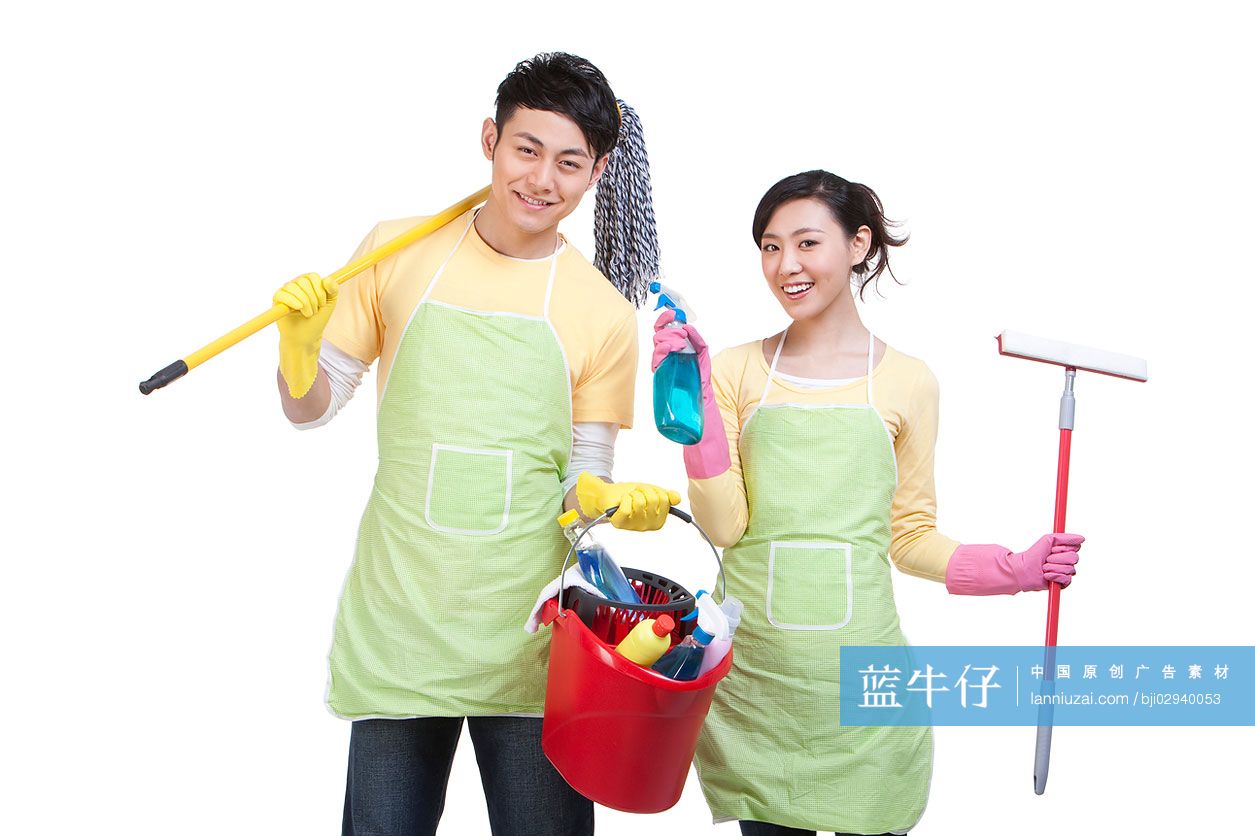 居家青年夫妇和清洁用品