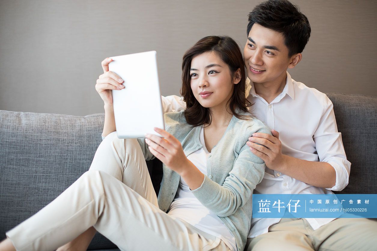 年轻夫妇在家使用平板电脑-蓝牛仔影像-中国原创广告影像素材