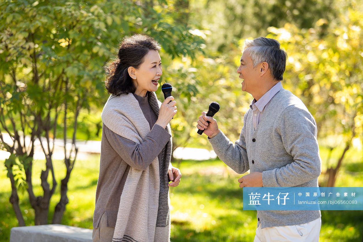 幸福的老年人在公园唱歌-蓝牛仔影像-中国原创广告影像素材