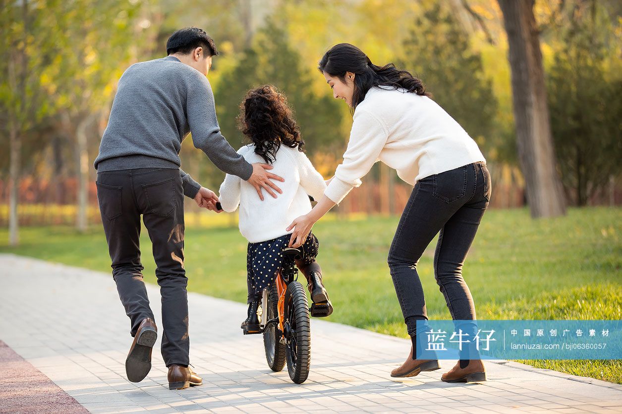 父母教孩子骑自行车