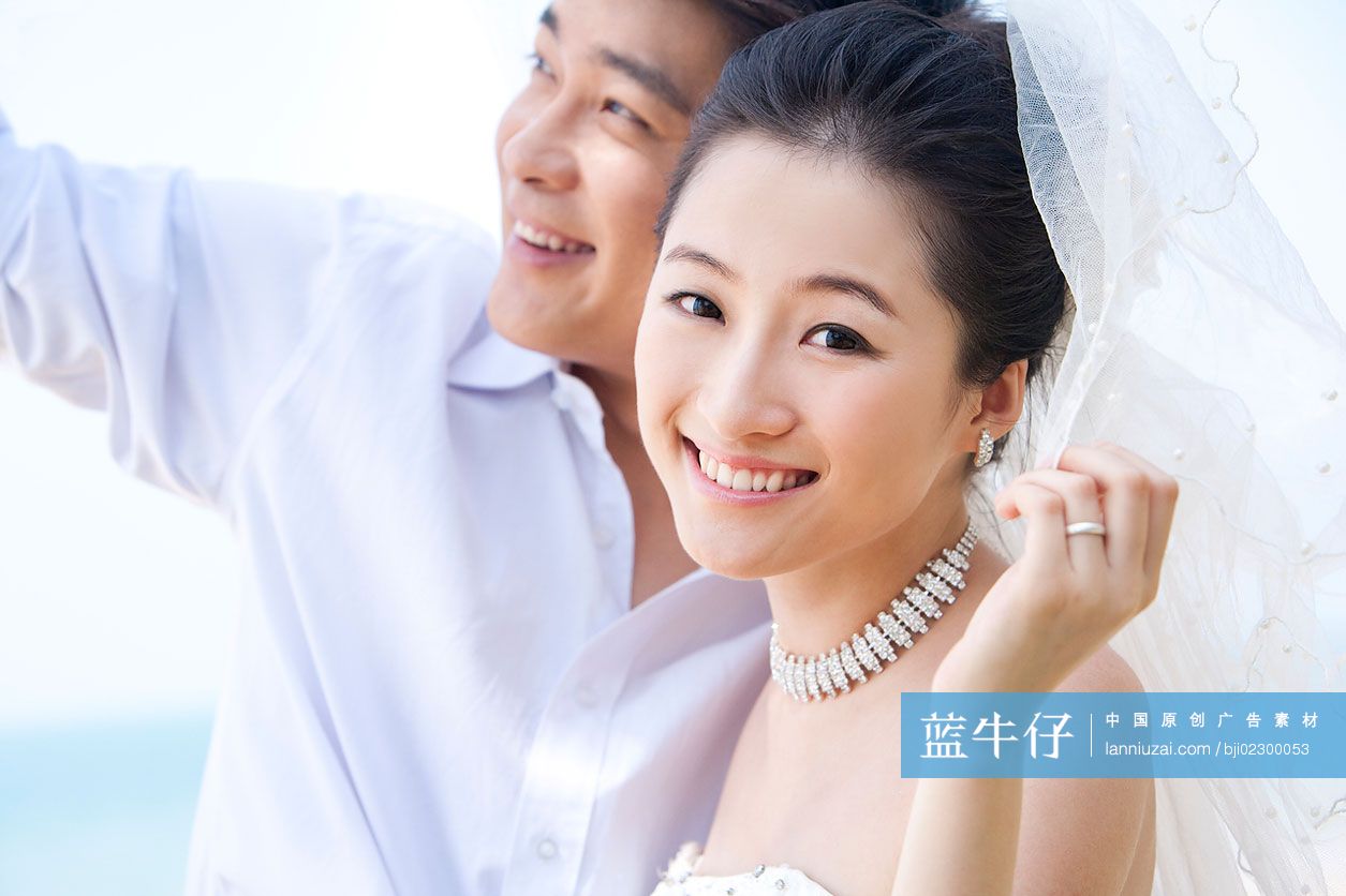 海滩浪漫婚纱情侣