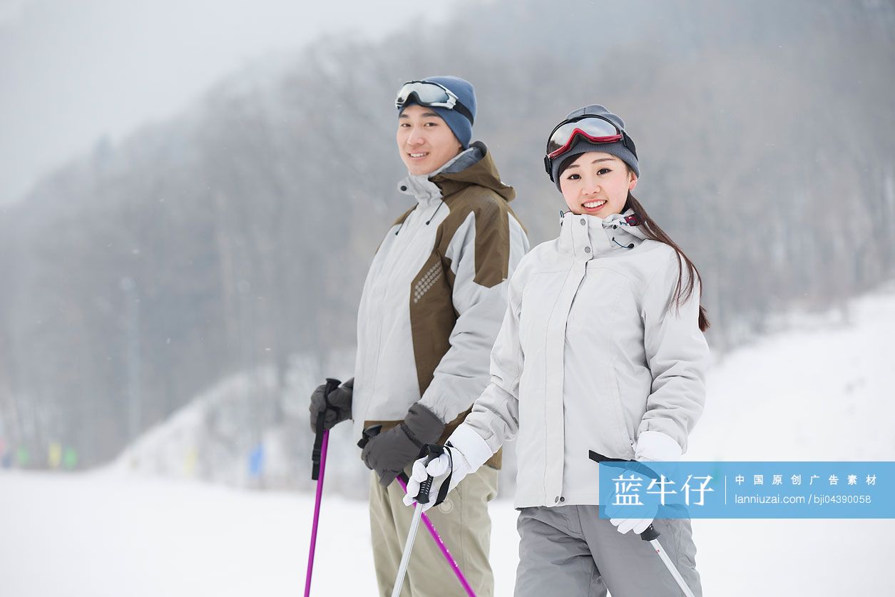 年轻情侣在滑雪场滑雪-蓝牛仔影像-中国原创广告影像素材