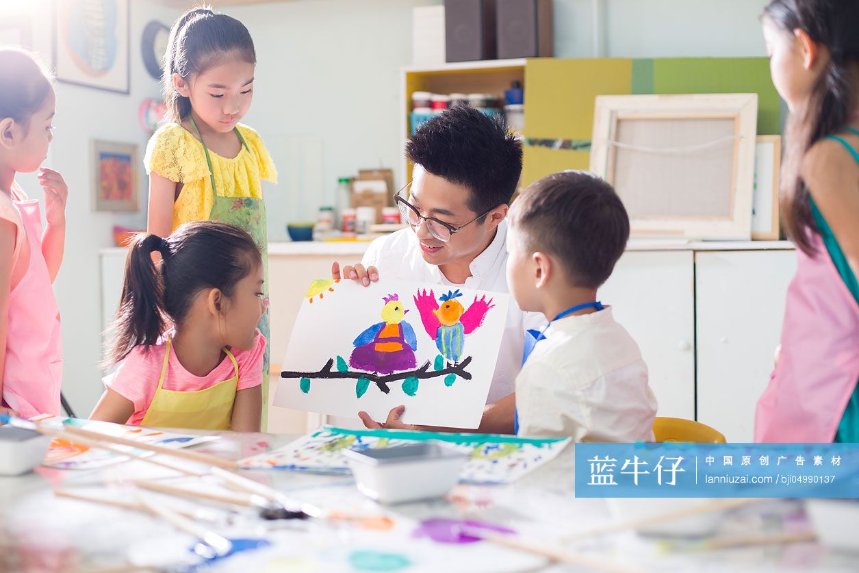 小朋友们上美术课