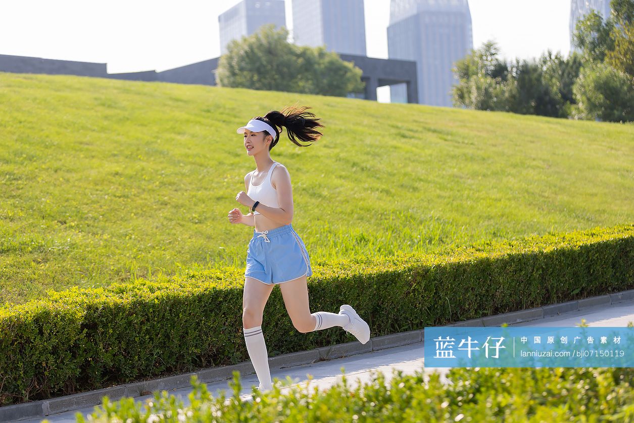 年轻女子户外跑步