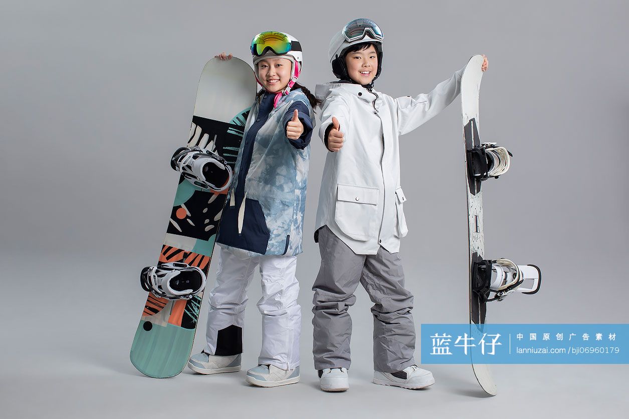 快乐的儿童滑雪