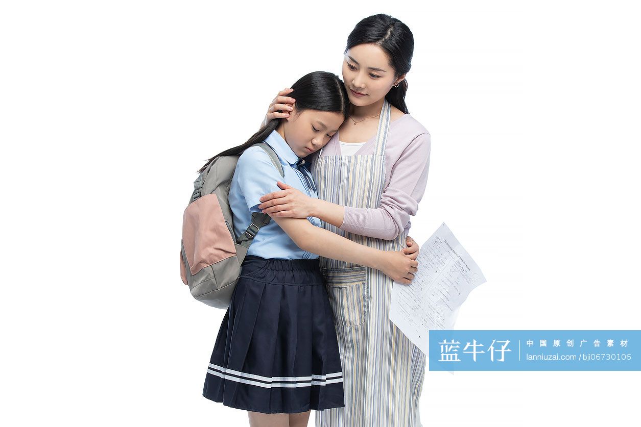 母亲安慰情绪低落的女儿