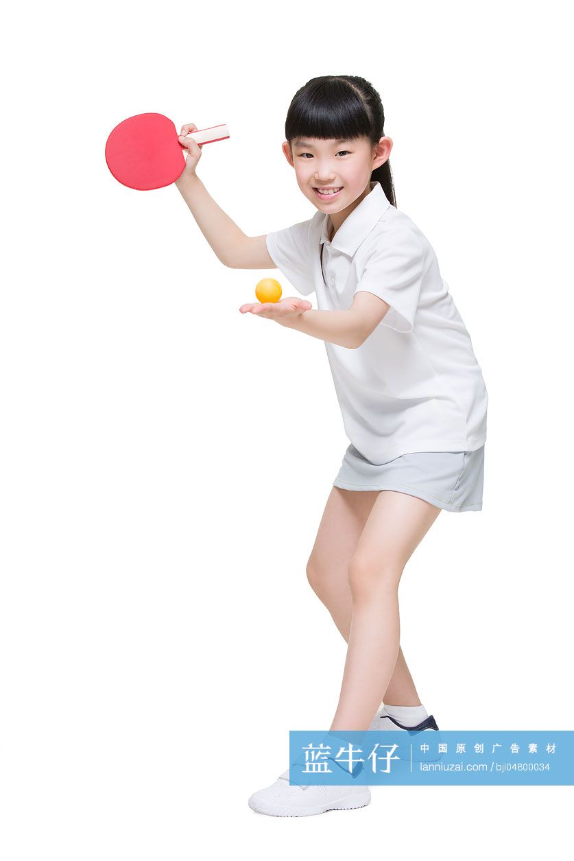 可爱的小女孩打乒乓球