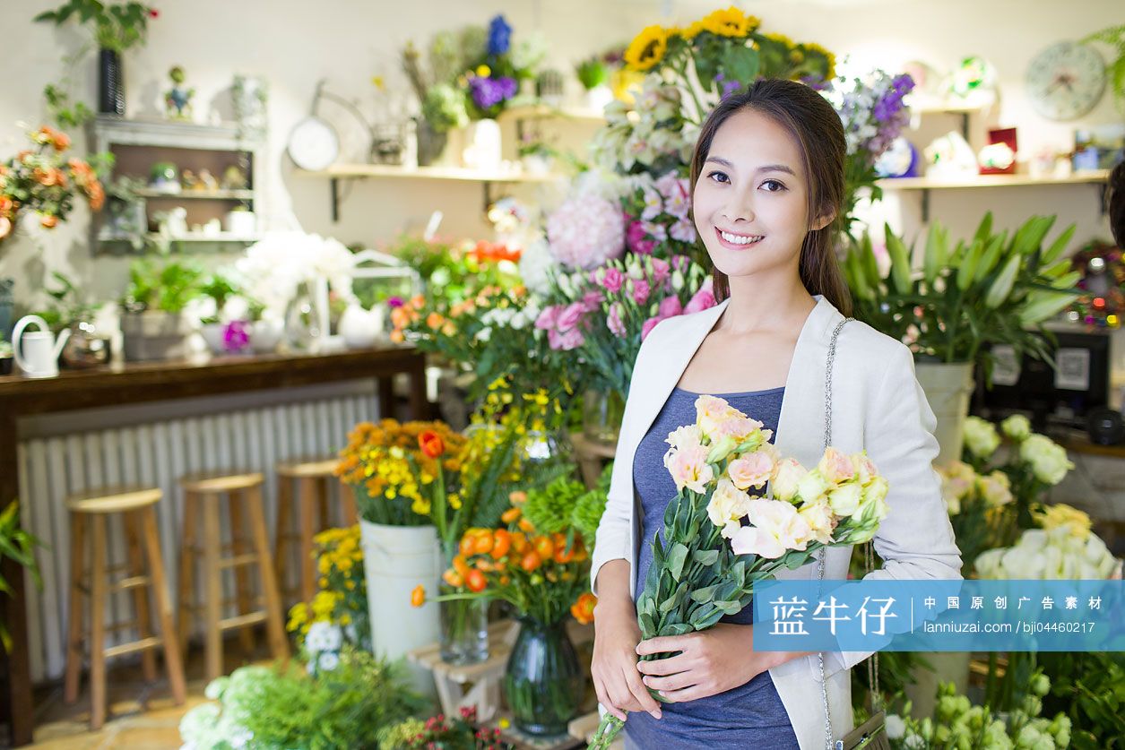 年轻女子在花店买花