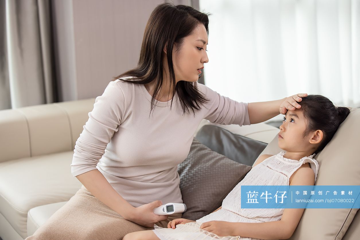 妈妈给女儿测体温