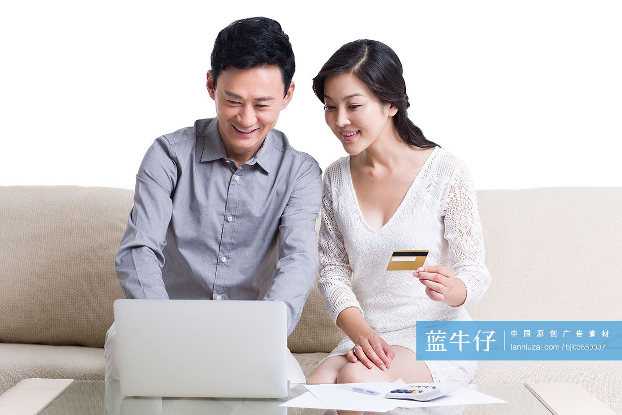 夫妇使用信用卡网上购物
