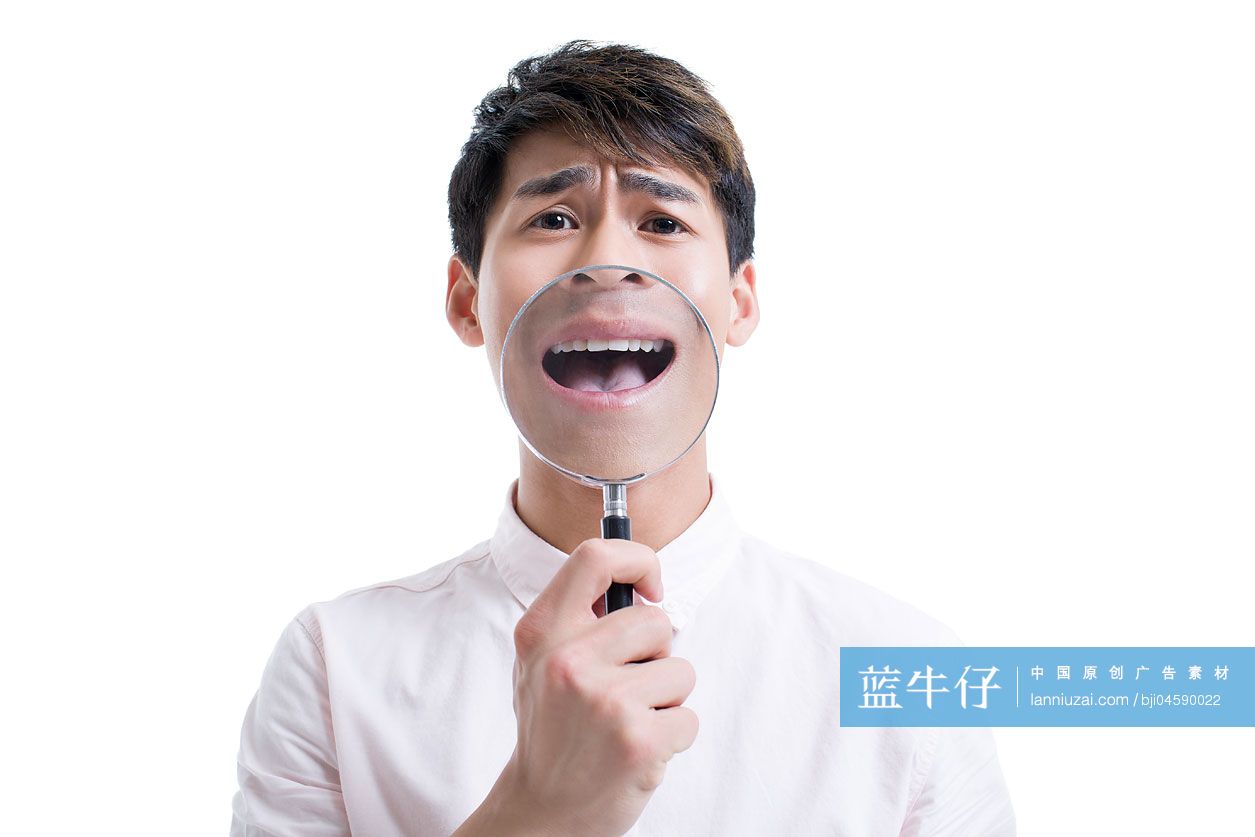 年轻男子使用放大镜