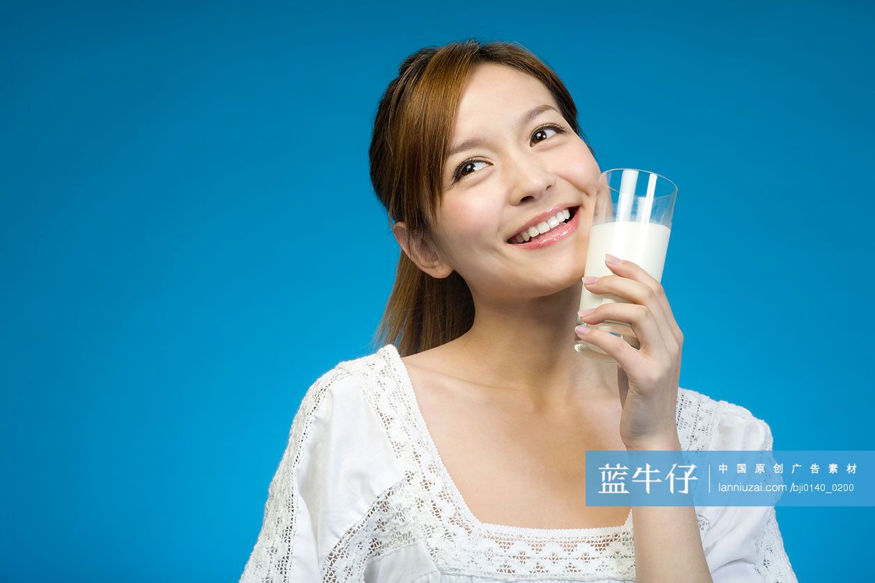 年轻女子喝牛奶