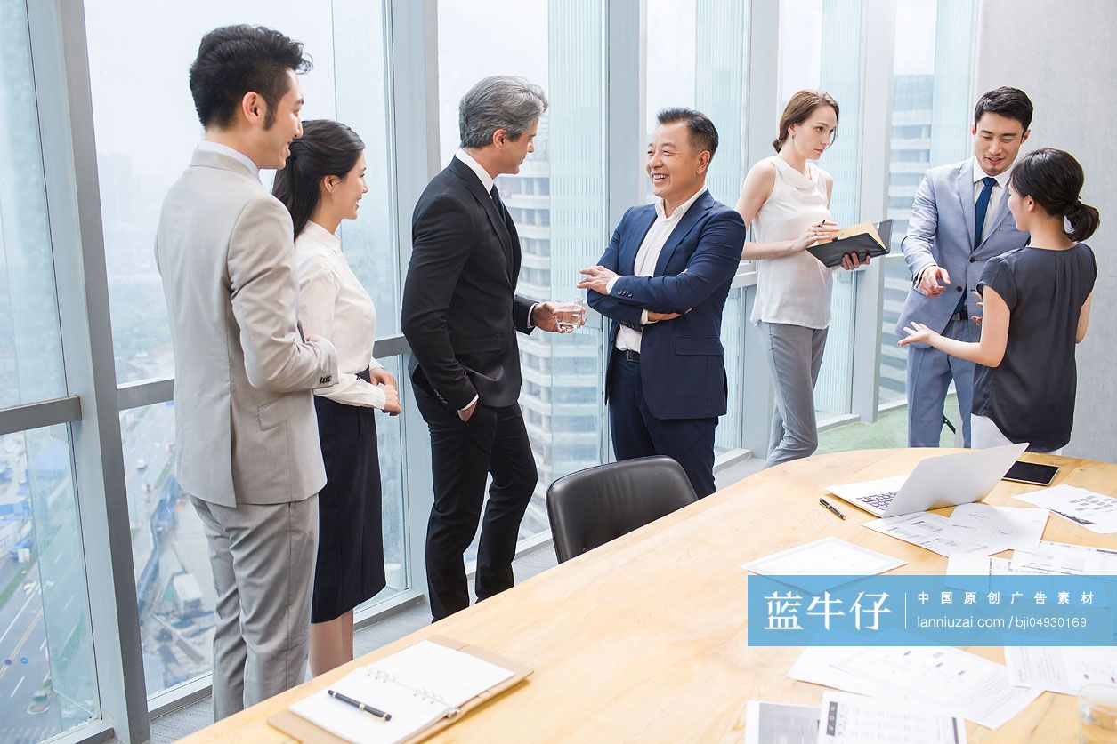 商务人士在会议室谈论