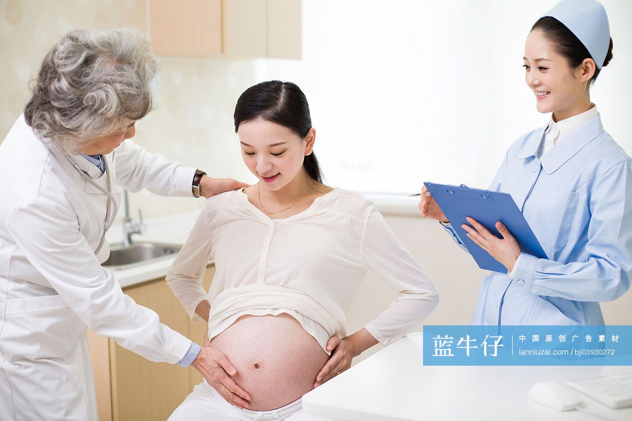 老医生给孕妇做检查