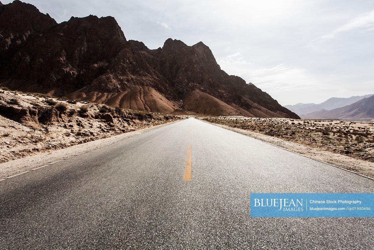 Road going through the mountains, Tibet Province