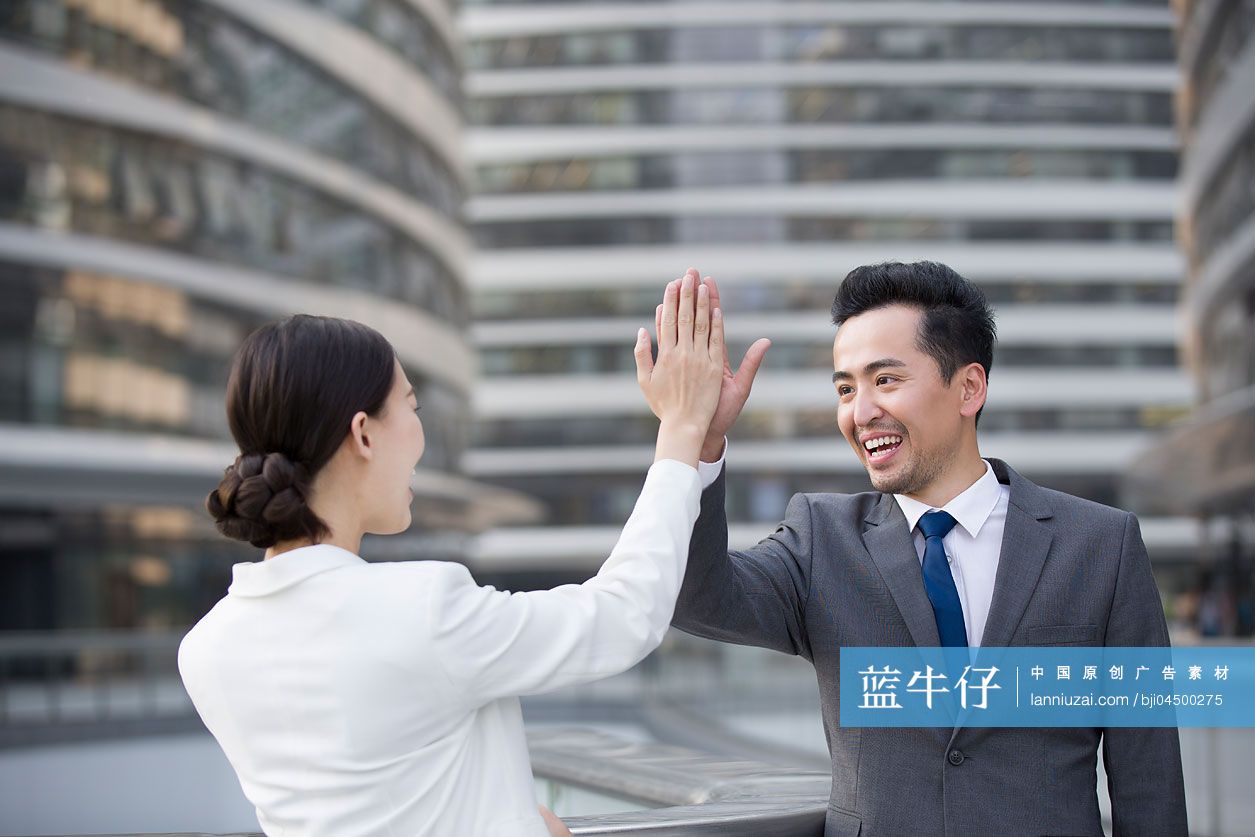 商务人士击掌庆祝