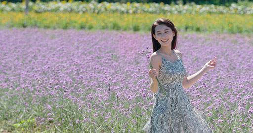 快乐的年轻女士在花田里