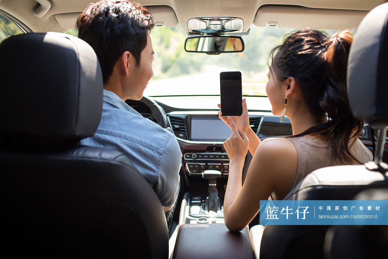 年轻情侣户外自驾游