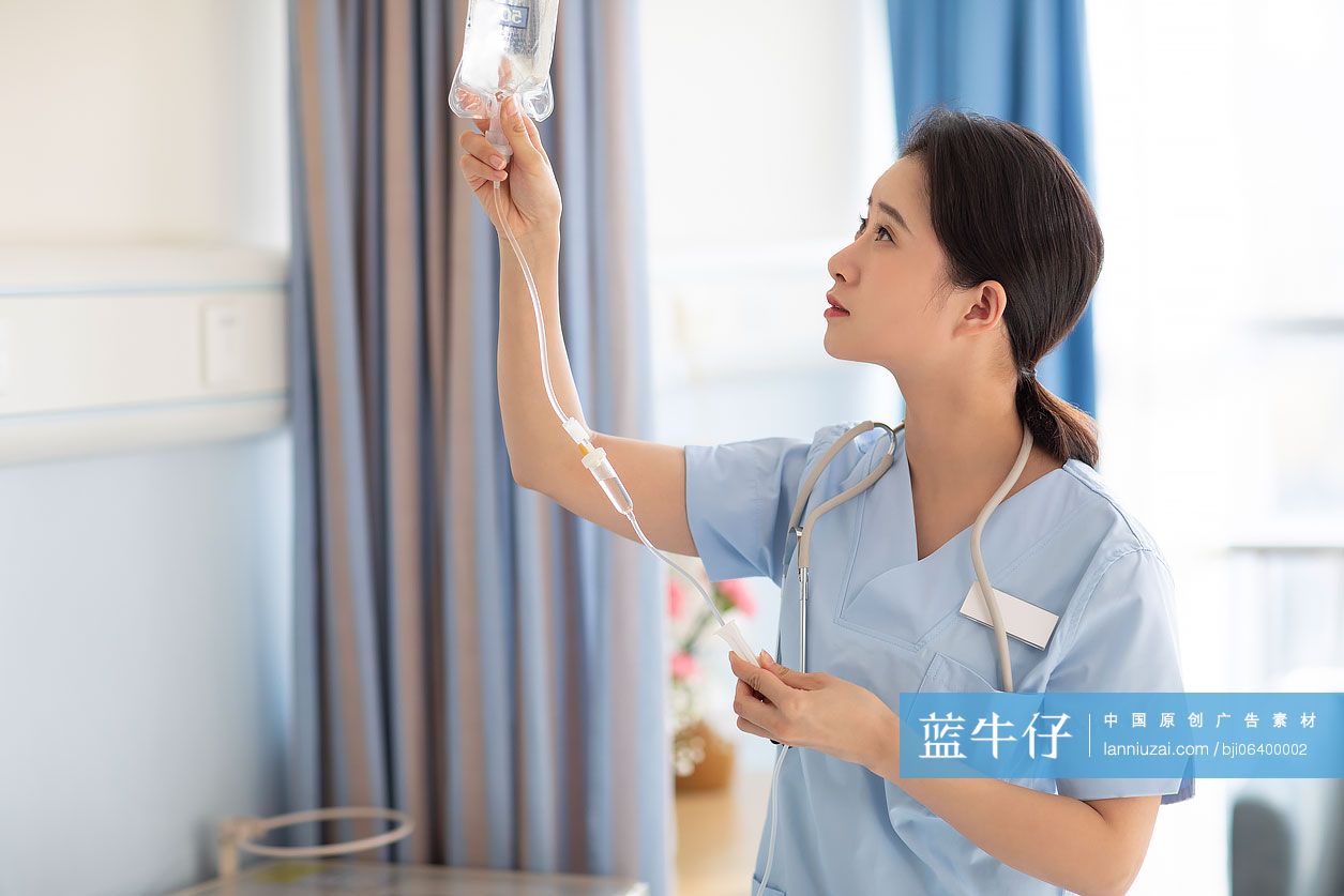 年轻女护士在病房