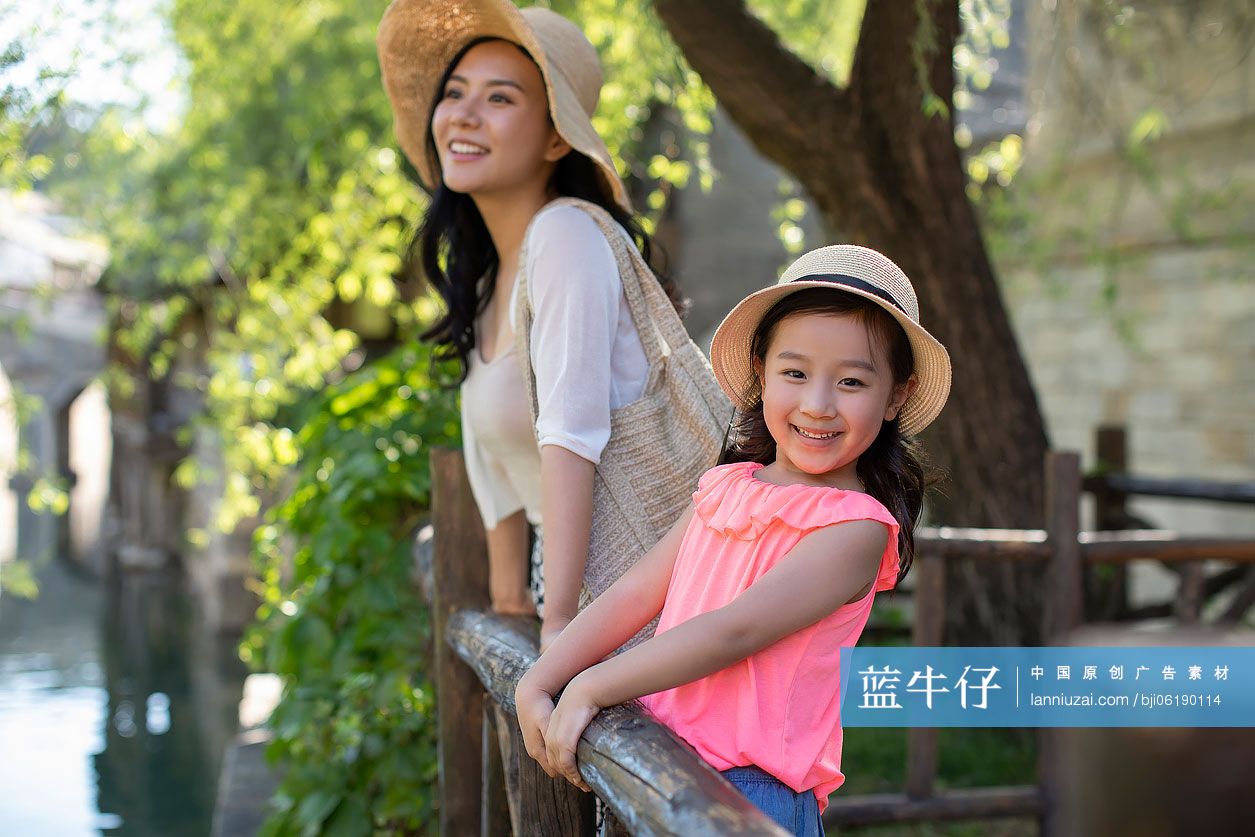 母女俩旅游度假