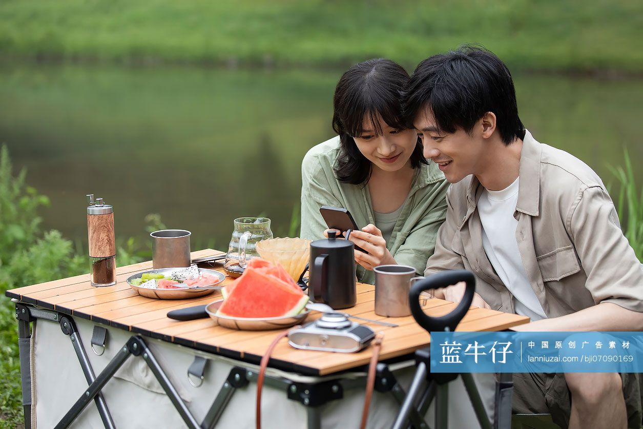 年轻情侣户外野餐