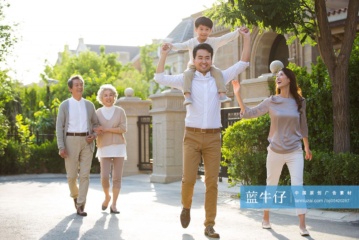 快乐的一家人在户外散步