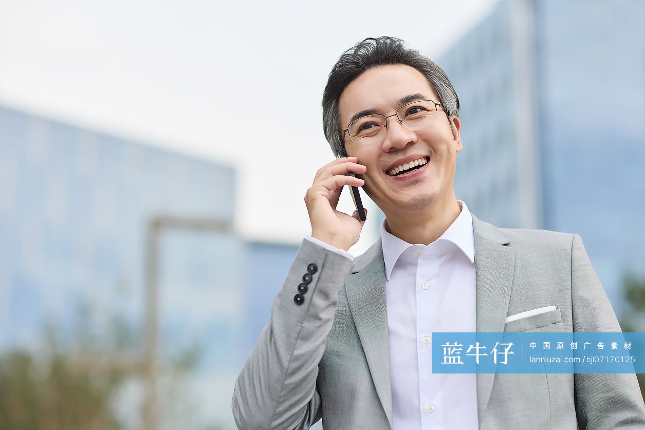 中年商务男士打电话