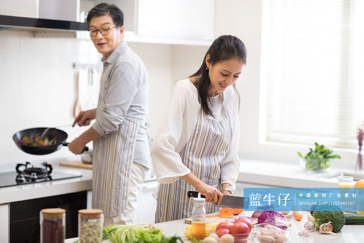 快樂中年夫婦在廚房做飯