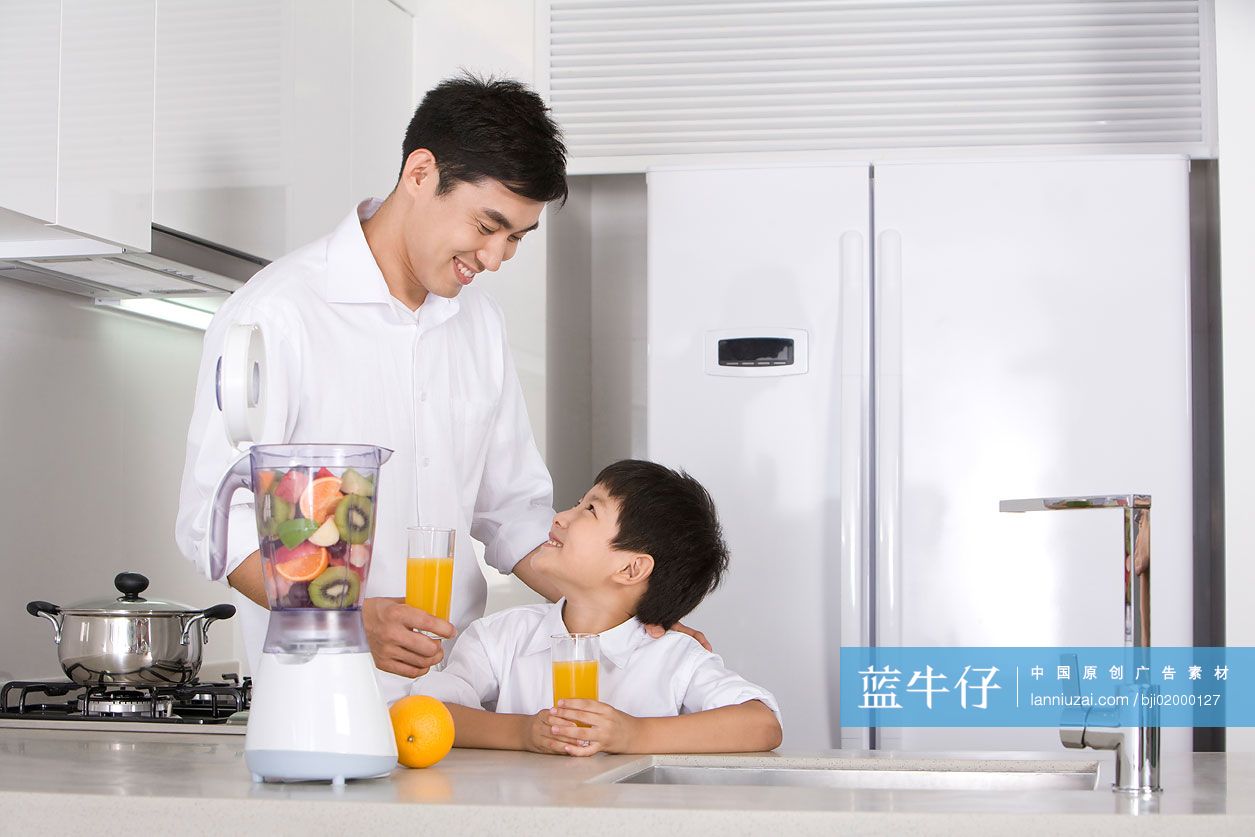父子在厨房做鲜榨果汁