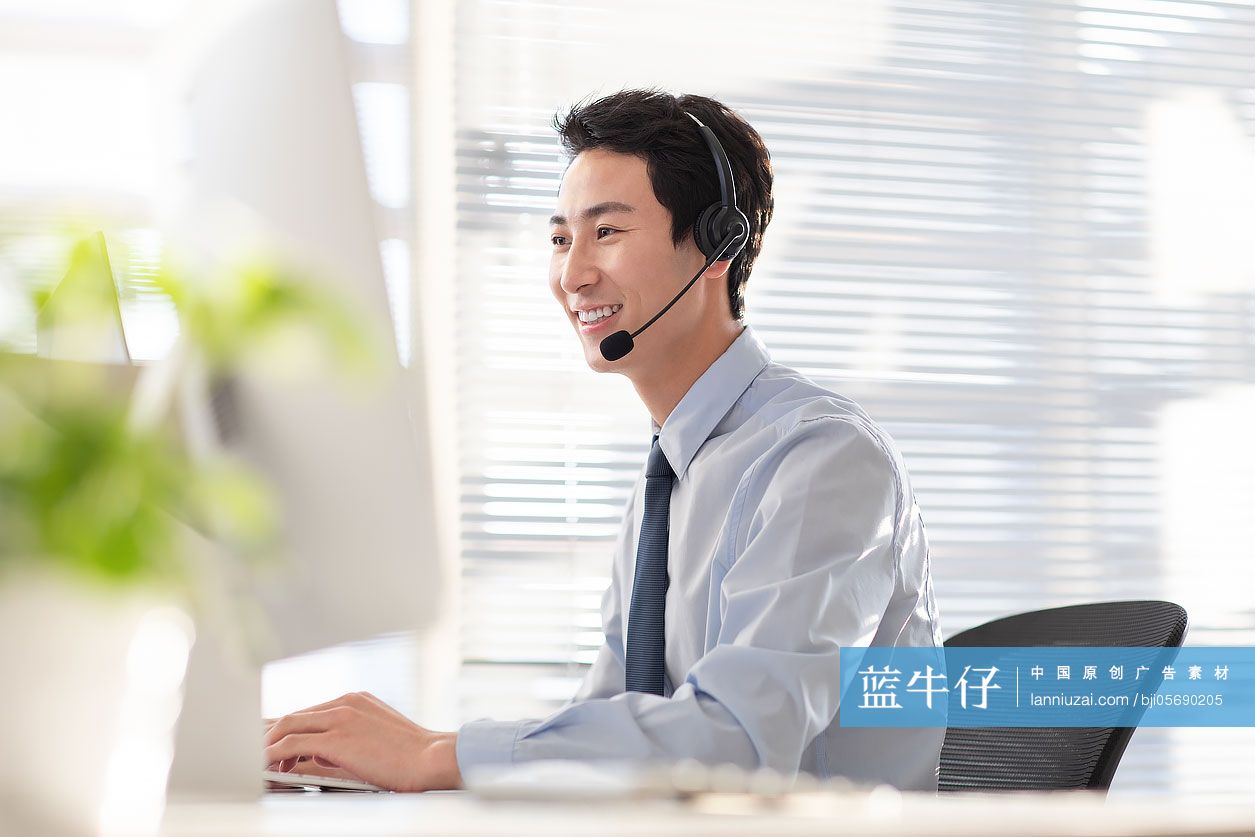 年轻商务男士在办公室工作