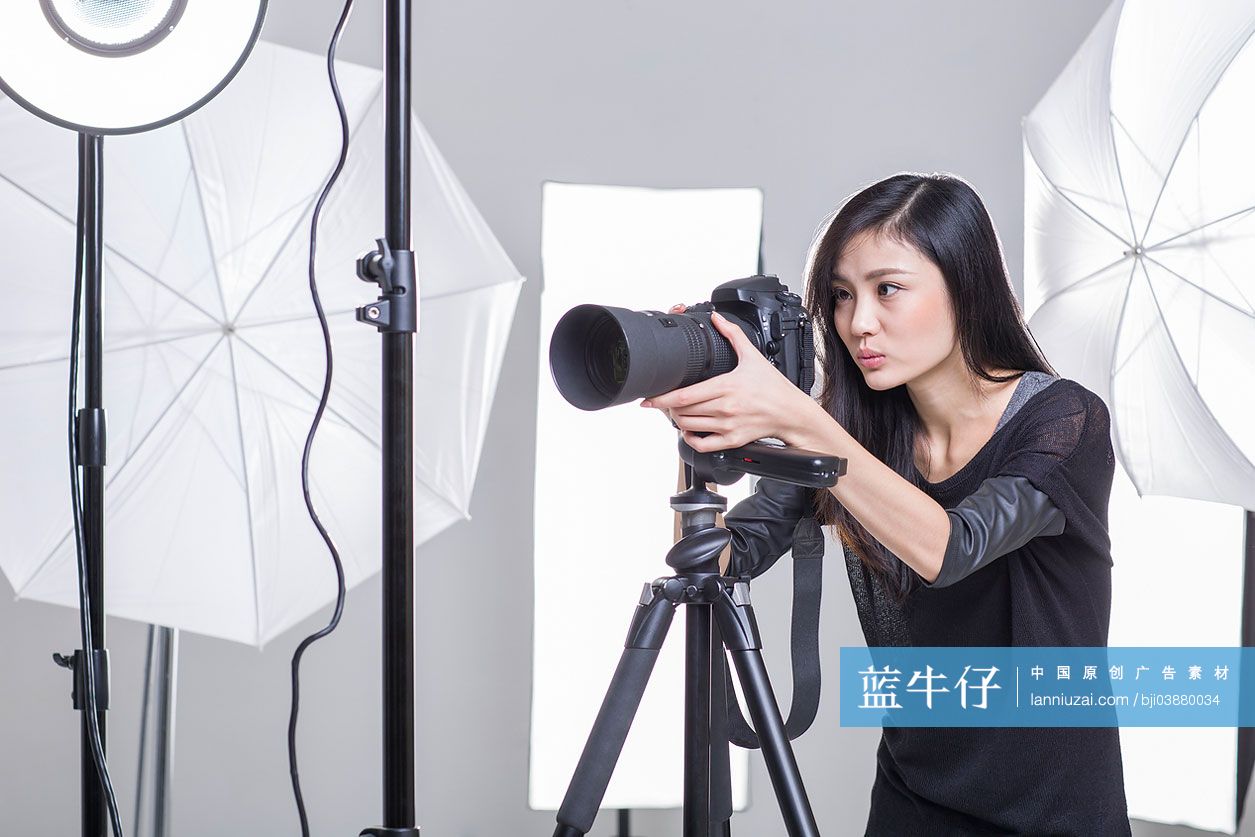 摄影师在影棚里拍照